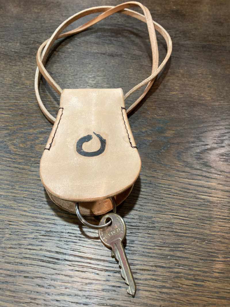 Leder-Schlüsselanhänger von Osamu Arai